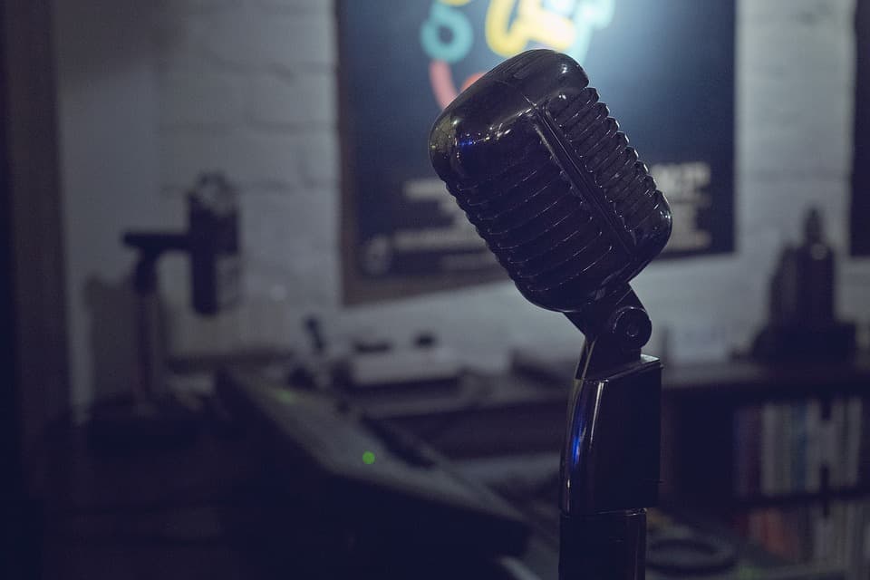 Five Reasons it Pays For Actors To Get into Voice Acting 