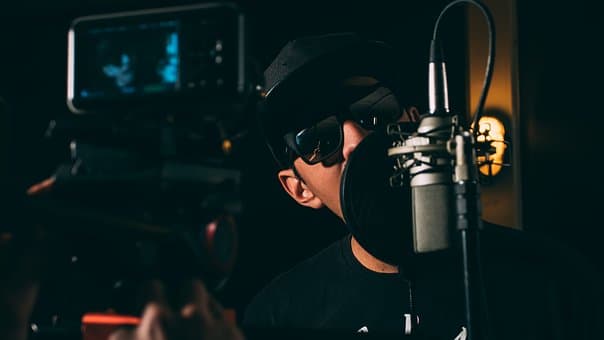 Five Reasons it Pays For Actors To Get into Voice Acting 