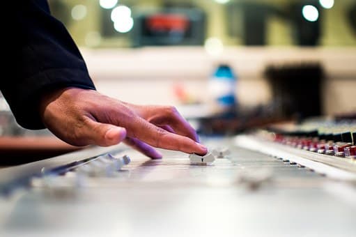 Five Reasons it Pays For Actors To Get into Voice Acting 